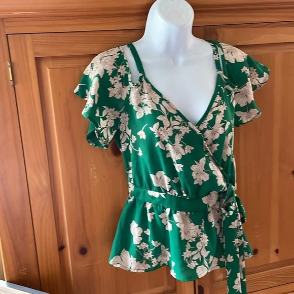 Green Floral Crop Top 💚🌼 - Picture 3 of 11